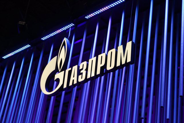 Archivo -  Vista general del logotipo del gigante energético ruso Gazprom en el Foro Económico Internacional de San Petersburgo. 