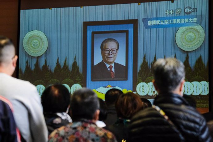 Los dolientes asisten a un servicio en memoria del ex líder chino Jiang Zemin.