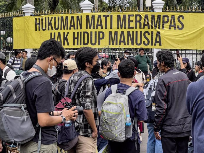 Un grupo de activistas de varias ONG se manifiestan frente a la Cámara de Representantes en Yakarta. 