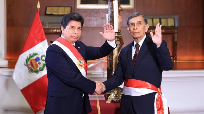 El presidente de Perú, Pedro Castillo, y el nuevo ministro de Defensa, Emilio Bobbio Rosas