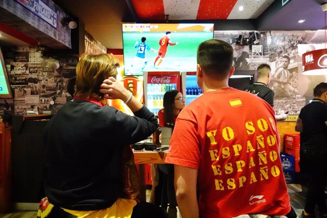 Varios aficionados ven en la televisión de un bar el partido de fútbol entre España y Japón, durante el Mundial de Qatar 2022, a 1 de diciembre de 2022, en Gijón, Asturias (España). Decenas de aficionados se reúnen, en la ciudad en la que nació y jugó el 