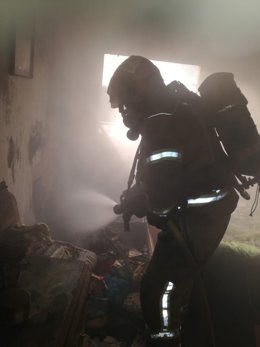 Archivo - Sucesos.- Bomberos de la DPT sofocan un incendio en una vivienda de la capital turolense