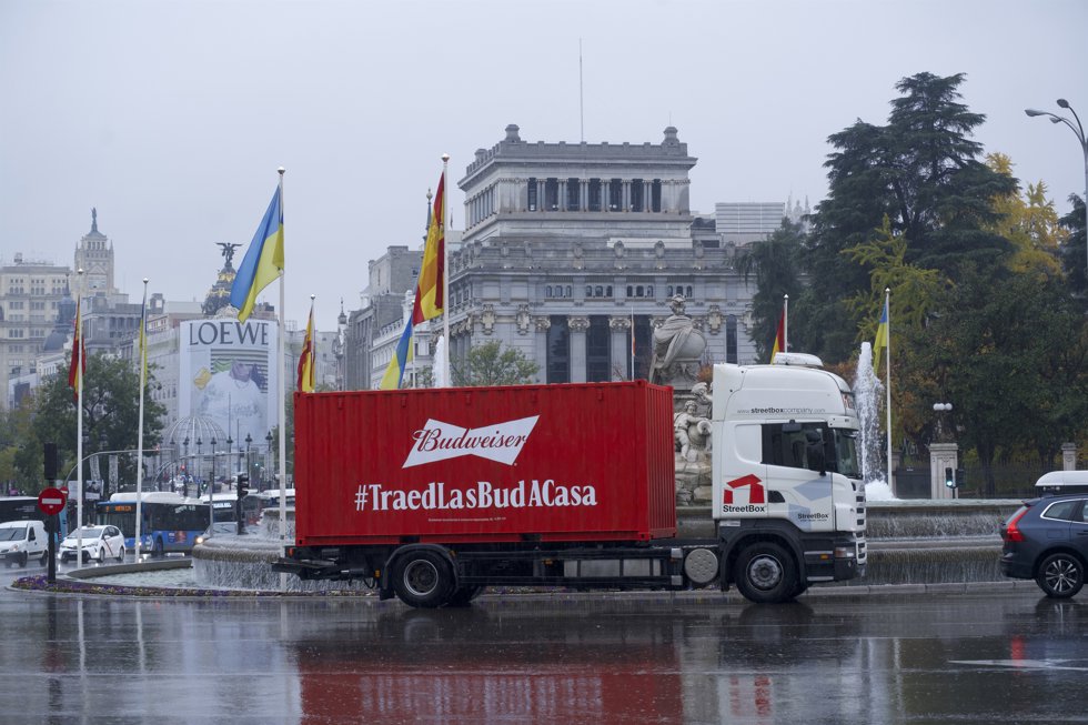 Camión de Budweiser circulando por las calles de Madrid.