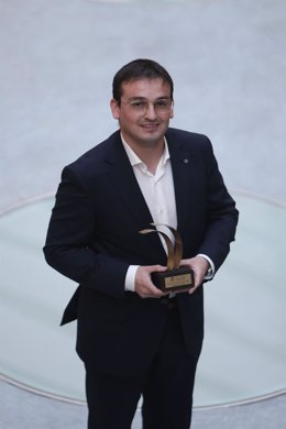 Asier Martínez, en nombre de Quimsil (UPNA), con el premio por la mejor resolución de los retos innovadores