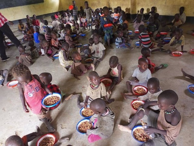 La ONG Mery's Meals reparte comidas para 60.000 escolares en Turkana (Kenia), asolada por la hambruna y la sequía