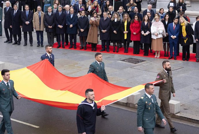 Varios militares portan la bandera nacional durante el acto institucional por el Día de la Constitución en el Congreso de los Diputados.