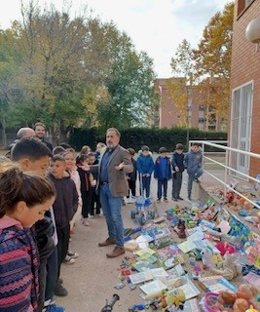 El concejal de Medio Ambiente, Jacobo Calvo, ha presentado esta iniciativa solidaria en el Colegio de Educación Infantil y Primaria (CEIP) Parque Nueva Granada.