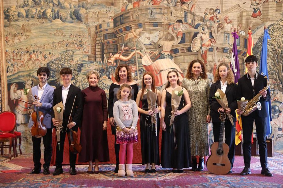 Calvo, Armengol y Cladera, al finalizar el acto, con los jóvenes músicos.