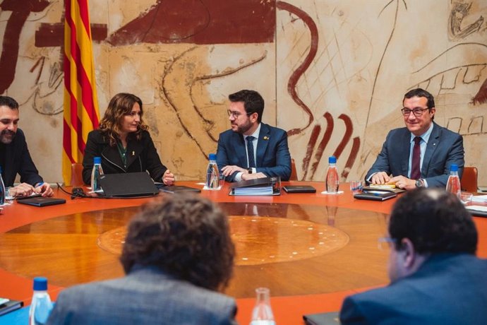 La consellera de la Presidncia, Laura Vilagr, al costat del president de la Generalitat, Pere Aragons, en la reunió del Consell Executiu