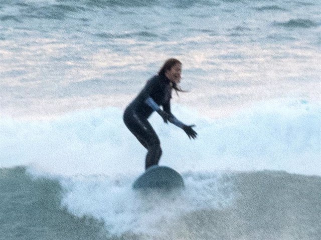 Shakira dando clases de surf