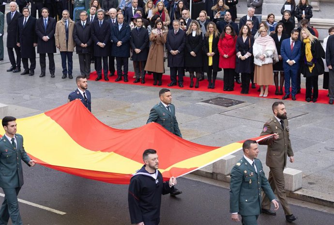 Diversos militars porten la bandera nacional durant l'acte institucional pel Dia de la Constitució al Congrés dels Diputats, a 6 de desembre del 2022, a Madrid (Espanya)