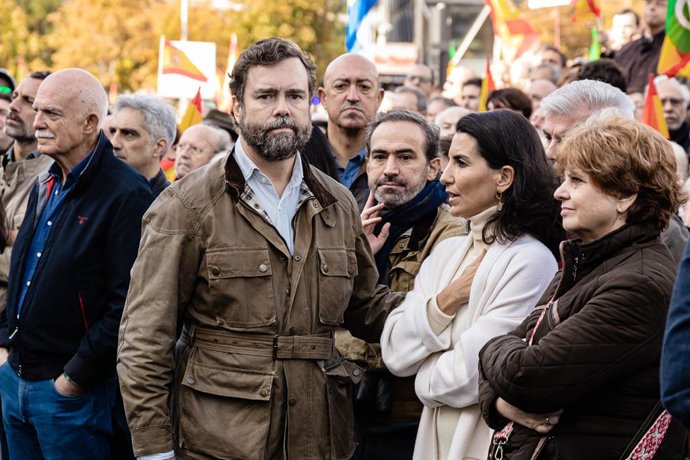 El portavoz de Vox en el Congreso de los Diputados, Iván Espinosa de los Monteros, junto a la portavoz de Vox en la Asamblea de Madrid, Rocío Monasterio (2d), durante un acto de protesta, organizada por su formación, por la derogación del delito de sedi