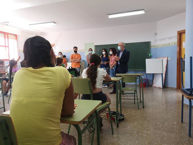 Archivo - Sevilla.-El Ayuntamiento ofrece 1.710 plazas en los programas de verano para niños en riesgo de exclusión social