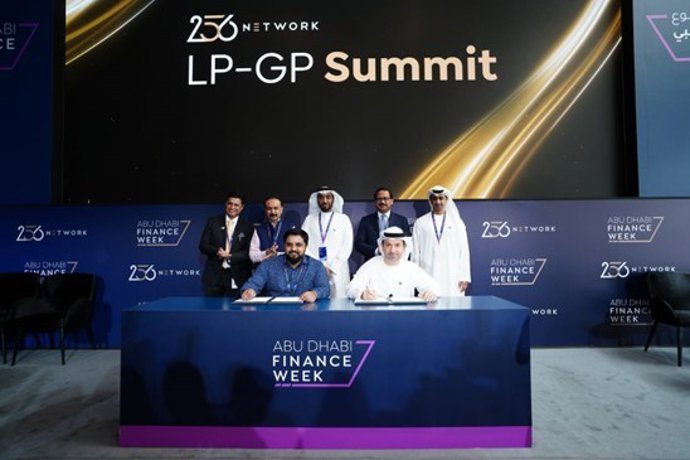 Standing (L to R) Rajiv Sehgal (Chief Strategy Officer, ADGM), Prashanth Prakash (Founding Partner, Accel Partners & Founding Board Member, 256 Network )  Dhaher bin Dhaher (CEO of Registration Authority, ADGM), (Pankaj Gupta, Co-founder and Co-CEO of G