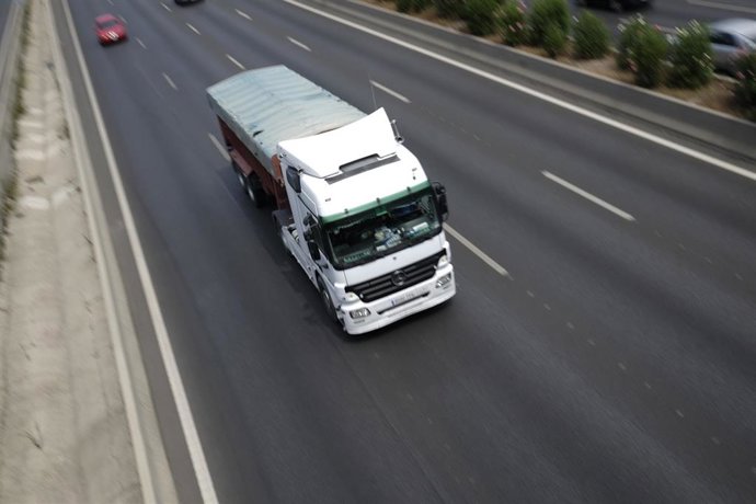 Archivo - Un camión de transporte.