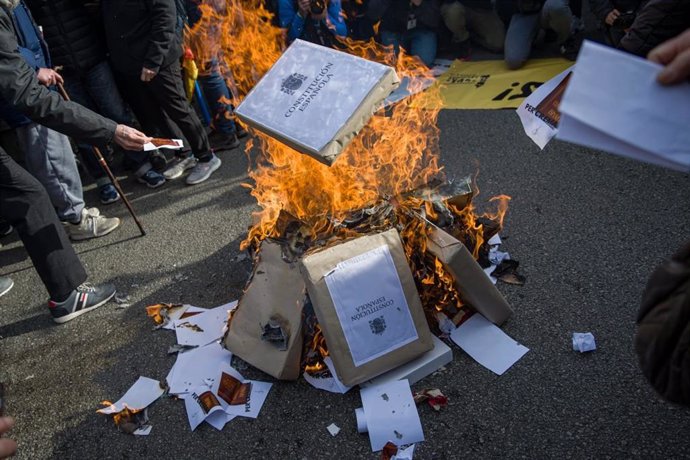 Los CDR queman réplicas de la Constitución española en una concentración contra la reforma del Código Penal