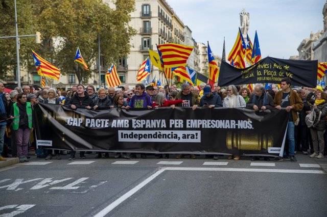 La presidenta de l'ACN, Dolors Feliu, encapçala la manifestació