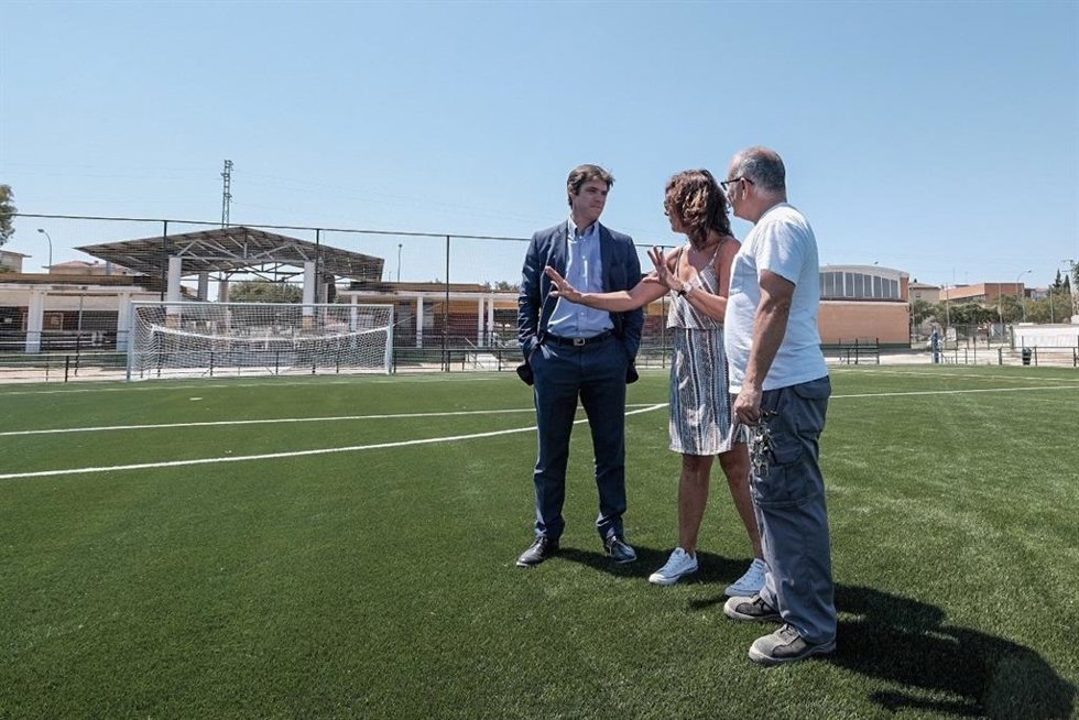Archivo - Sevilla.- El Ayuntamiento concluye las obras del nuevo campo de césped artificial de Alcosa
