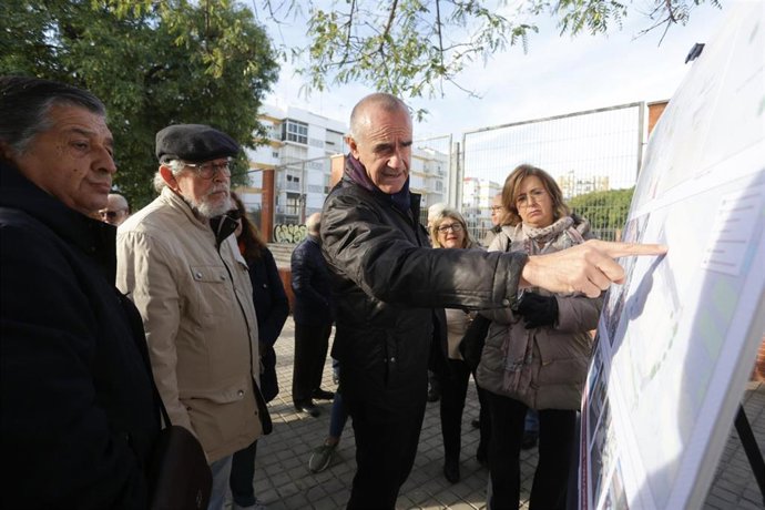 El alcalde de Sevilla, Antonio Muñoz, se ha reunido con representantes vecinales del Polígono Norte para explicarles las nuevas inversiones que se van a hacer en el barrio.