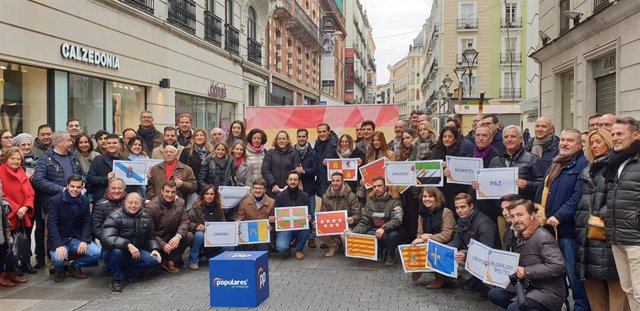 Nuevas Generaciones del Partido Popular durante un acto en la céntria calle Constitución de Valladolid con motivo de la conmemoración del Día de la Constitución