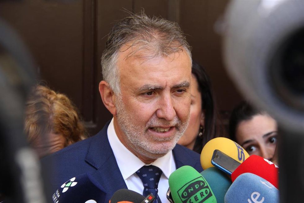 Archivo - El presidente de Canarias, Ángel Víctor Torres, atiende a los medios
