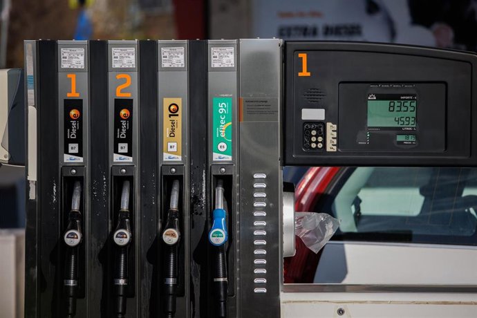 Diferentes tipos de combustible en una gasolinera, a 2 de diciembre de 2022, en Madrid (España)