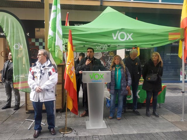 El presidente de Vox Valladolid, Javier García Bartolomé, se dirige a afiliados y simpatizantes por el Día de la Constitución.