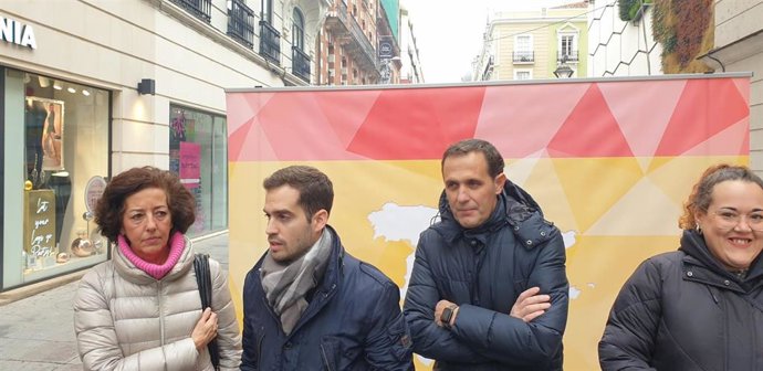 El presidente de la Diputación y del Partido Popular de Valladolid, Conrado Íscar; el presidente de Nuevas Generaciones y concejal 'popular' en el Consistorio de la capital vallisoletana Rodrigo Nieto García y la edil Mercedes Cantalapiedra