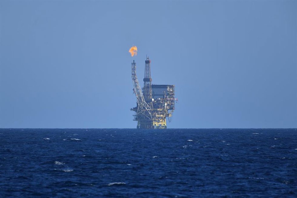 Archivo - Una plataforma de gas y petróleo frente a la costa de Libia en el Mediterráneo Central en la zona de Bahr Essalam Gas Field y Bouri Oilfiield, a 25 de febrero de 2022, en Libia.