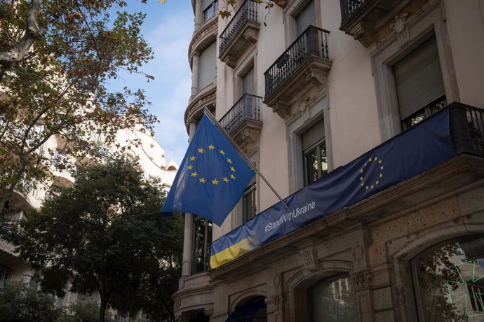 Archivo - Exterior de l'Oficina del Parlament Europeu de Barcelona, amb la bandera de la Unió Europea i una altra en suport a Ucrana