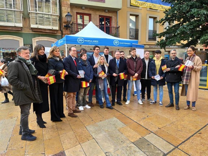Acto de Nuevas Generaciones del PP en Oviedo con motivo del día de la Constitución, con el alcalde de Oviedo, Alfredo Canteli, en el centro, acompañado de miembros del grupo municipal popular y de nuevas generaciones.