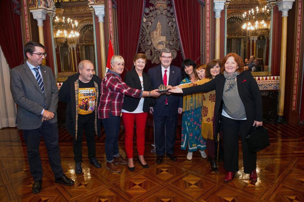 Juan Mari Aburto y  Gonzalo Olabarria con las integrantes y el director de la compañía amateur bilbaína Luna Llena.