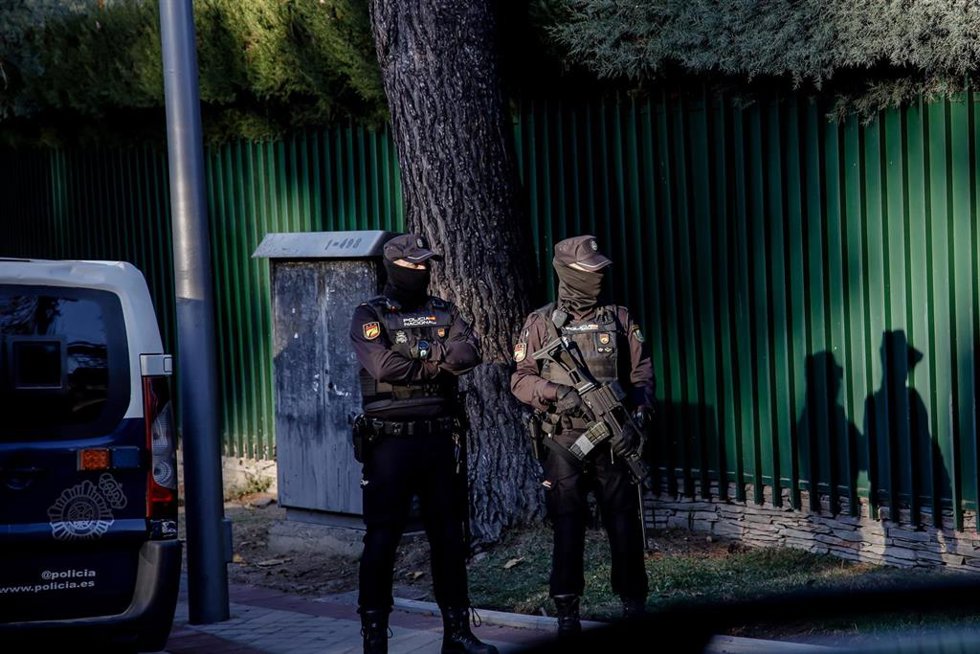 Dos agentes de Policía Nacional en las inmediaciones de la embajada de Ucrania tras ser acordonada, a 2 de diciembre de 2022, en Madrid (España).