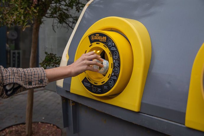 Archivo - Un aro dotado de tecnología puntera transforma el contenedor amarillo en inteligente.