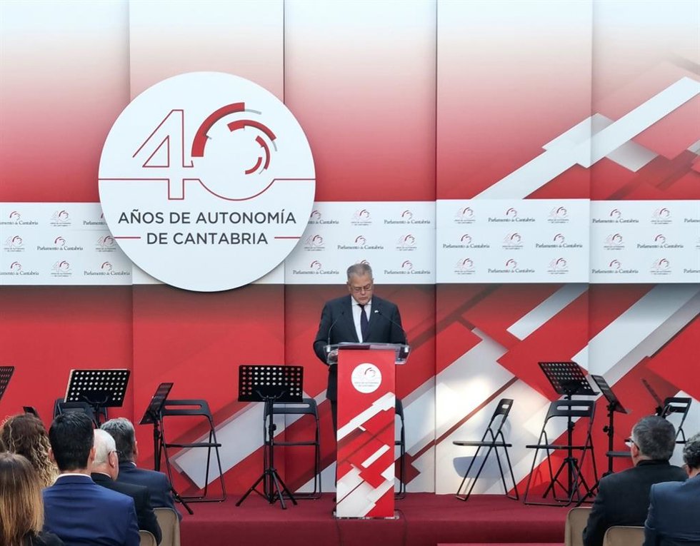 El presidente del Parlamento de Cantabria, Joaquín Gómez, da su discurso por el 44 aniversario de la Constitución