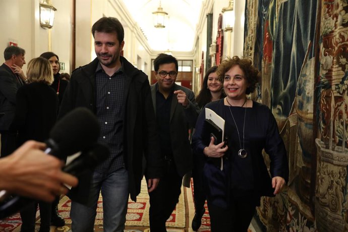 Archivo - El secretari tercer del Congrés, Javier Sánchez Serna (Unides Podem); el secretari primer del Congrés, Gerardo Pisarello (En Comú Podem), i la vicepresidenta tercera del Congrés, Gloria Elizo (Unides Podem)