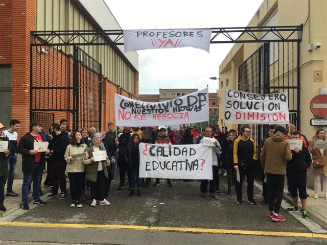AMPA y alumnos del IES Valle del Cidacos se manifiestan pidiendo profesores sin demora