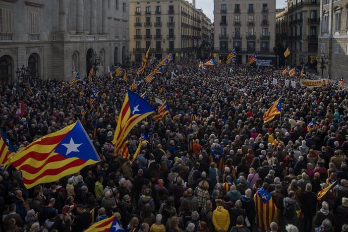 Los manifestantes al llegar a la plaza Sant Jaume