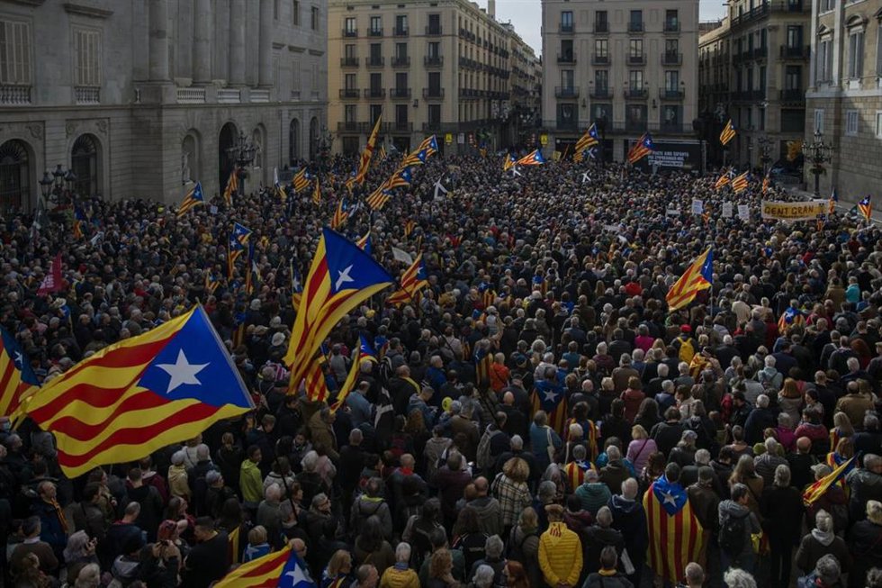 Los manifestantes al llegar a la plaza Sant Jaume