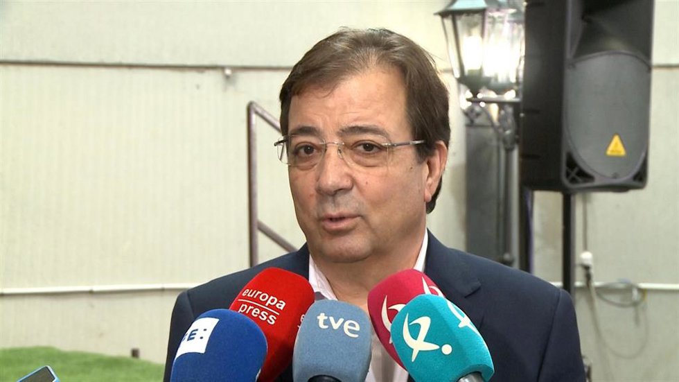 Archivo - El presidente extremeño, Guillermo Fernández Vara, atiende a los medios de comunicación en una imagen de archivo
