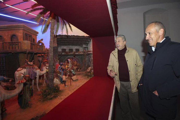 El alcalde de Tomares, José María Soriano, con el maestro belenista Silvio Torilo.