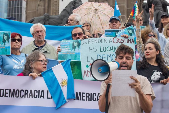 Archivo - Protesta en señal de apoyo a Cristina Fernández.