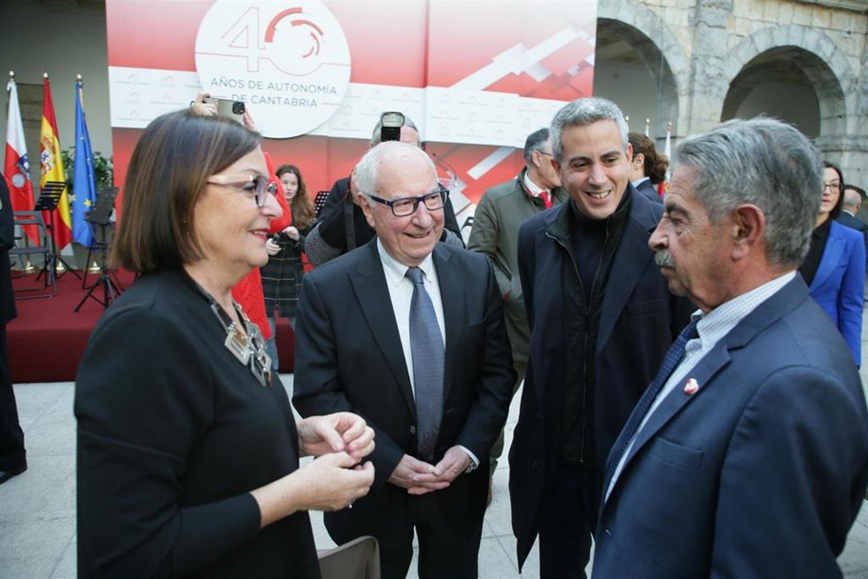 Dolores Gorostiaga, Miguel Ángel Palacio, Pablo Zuloaga y Miguel Ángel Revilla en el acto de conmemoración de la Constitución