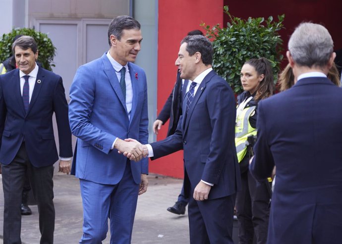 El presidente del gobierno de España, Pedro Sánchez, (i) saluda a el presidente de la Junta de Andalucía, Juanma Moreno, (d) durante la presentación del proyecto de Cepsa 'Valle andaluz del Hidrógeno Verde' en la Refinería Cepsa de San Roque, a 1 de dic