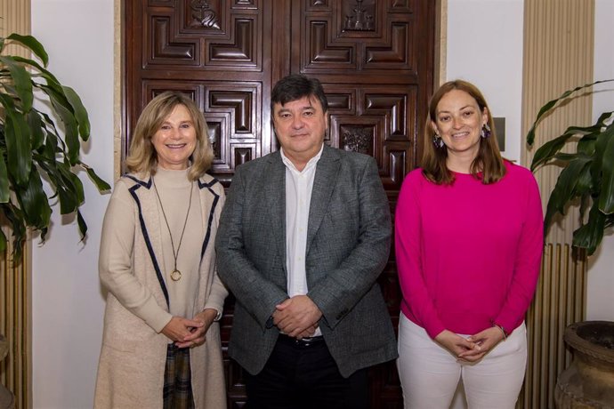 El Ayuntamiento de la capital renueva el convenio anual con la Asociación Española Contra el Cáncer.