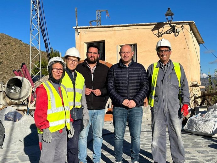 El senador del PSOE de Almería, Antonio Martínez Rodríguez, ha visitado las obras financiadas por el PFEA en Sierro junto al alcalde de este municipio, Adrián de Manuel.