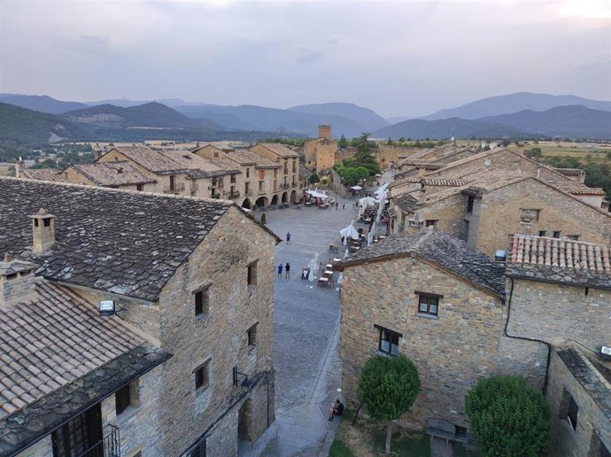 Archivo - Aínsa celebra las cifras turísticas de noviembre.