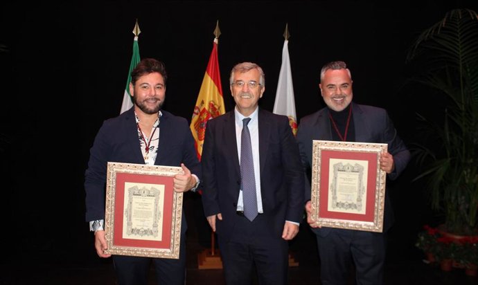 El Ayuntamiento de Estepona nombra Hijos Adoptivos a Miguel Poveda y Juan Magán y reconoce al tejido social.