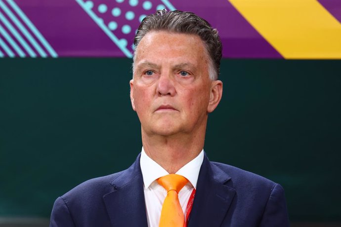 03 December 2022, Qatar, Al Rayyan: Netherlands head coach louis Van Gaal observes his country's national anthem prior to the start of the FIFA World Cup Qatar 2022 round of 16 soccer match between the Netherlands and USA at the Khalifa International St