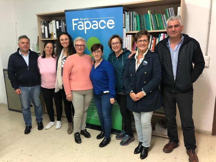 La portavoz del PSOE en el Ayuntamiento de Almería, Adriana Valverde, se ha reunido con la junta directiva de la Federación de Asociaciones de Madres y Padres del Alumnado de la Provincia de Almería (Fapace).